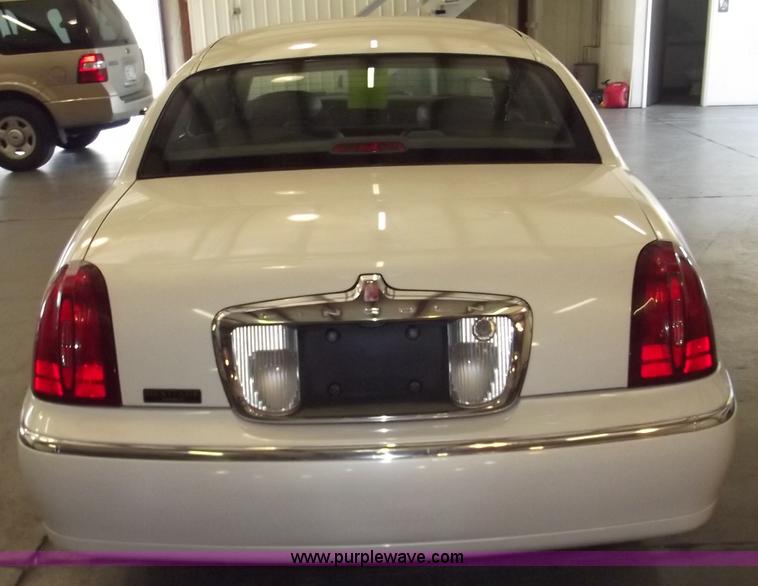 image for item A2274 1999 Lincoln Town Car Executive