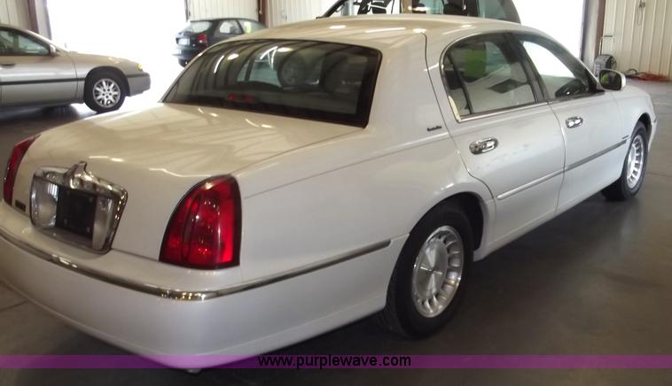 image for item A2274 1999 Lincoln Town Car Executive