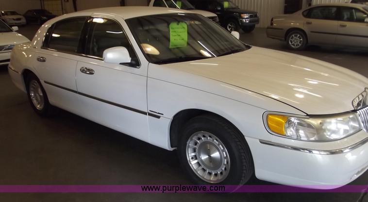 image for item A2274 1999 Lincoln Town Car Executive