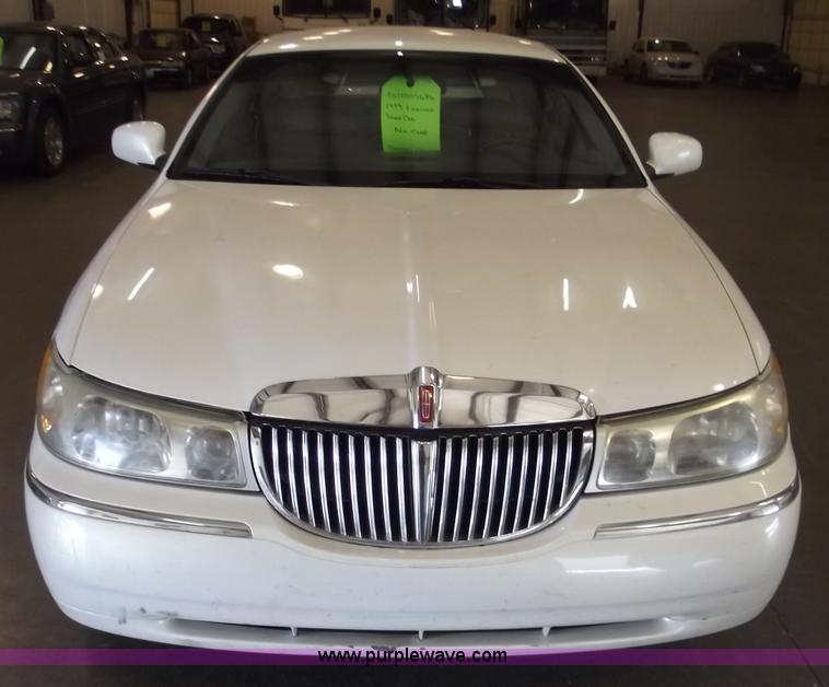 image for item A2274 1999 Lincoln Town Car Executive