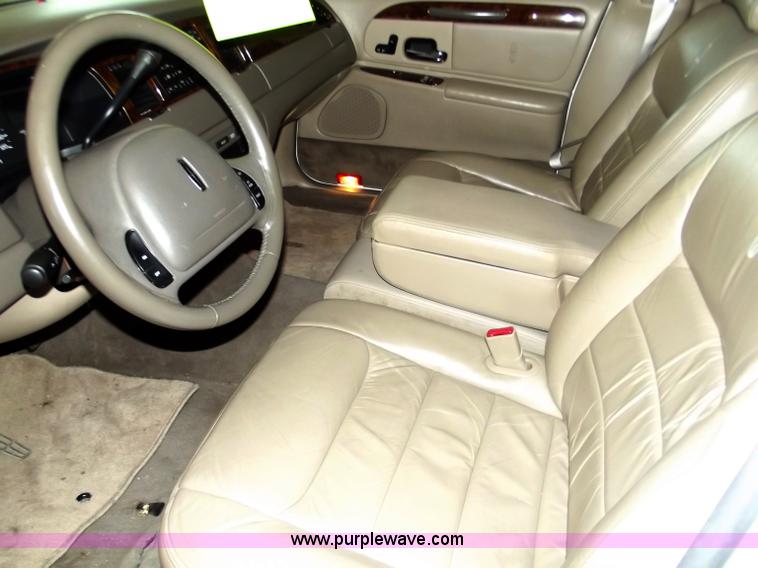 image for item A2274 1999 Lincoln Town Car Executive