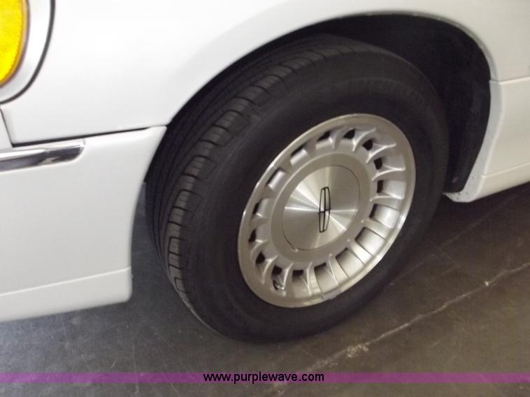 image for item A2274 1999 Lincoln Town Car Executive