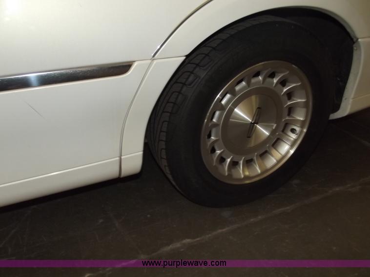 image for item A2274 1999 Lincoln Town Car Executive