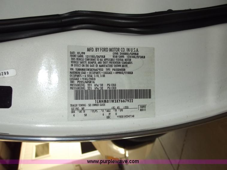 image for item A2274 1999 Lincoln Town Car Executive