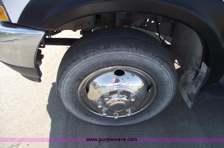 image for item A4015 2003 Ford F550 XL Super Duty service pickup truck