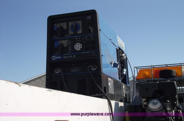 image for item A4015 2003 Ford F550 XL Super Duty service pickup truck