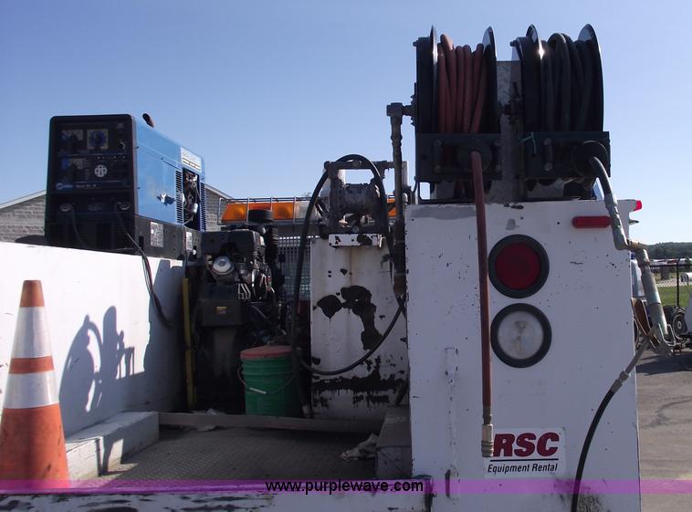 image for item A4015 2003 Ford F550 XL Super Duty service pickup truck