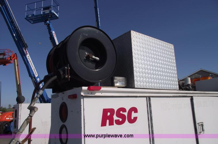 image for item A4015 2003 Ford F550 XL Super Duty service pickup truck