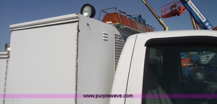 image for item A4015 2003 Ford F550 XL Super Duty service pickup truck