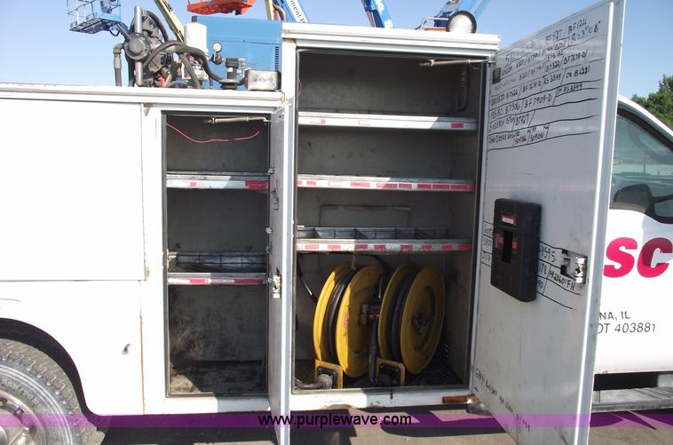 image for item A4015 2003 Ford F550 XL Super Duty service pickup truck