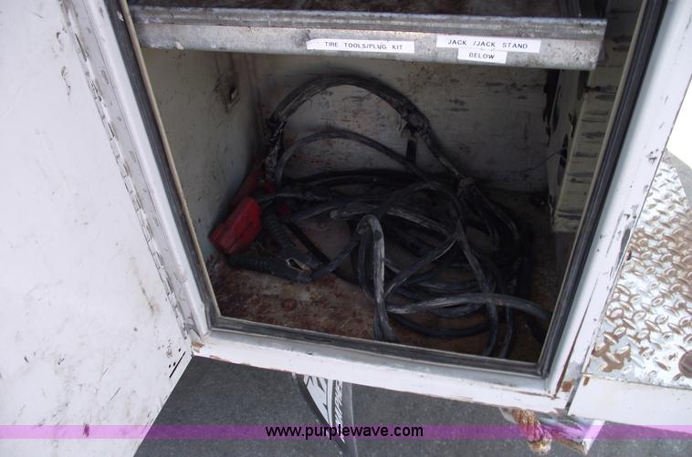 image for item A4015 2003 Ford F550 XL Super Duty service pickup truck