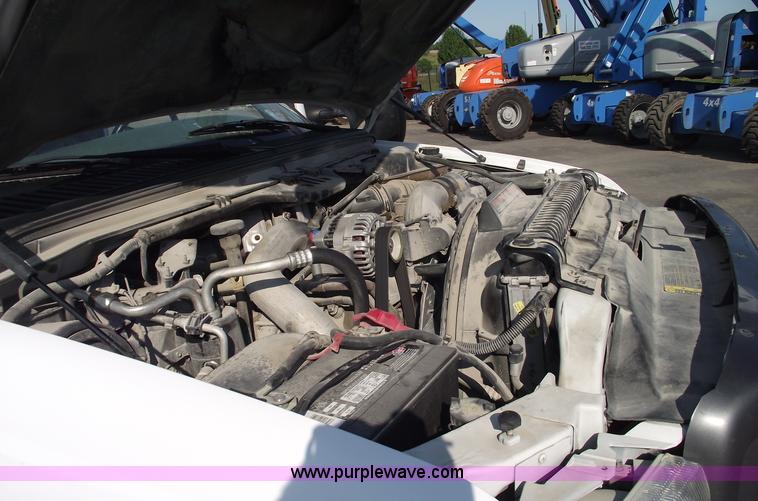 image for item A4015 2003 Ford F550 XL Super Duty service pickup truck