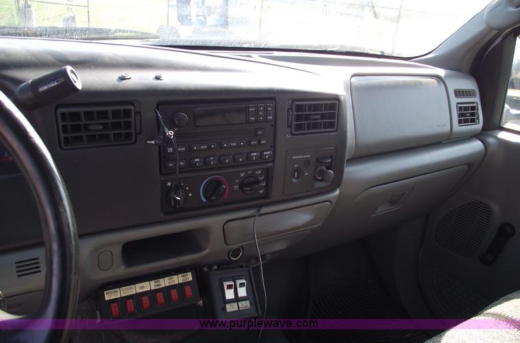 image for item A4015 2003 Ford F550 XL Super Duty service pickup truck