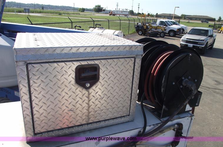 image for item A4015 2003 Ford F550 XL Super Duty service pickup truck