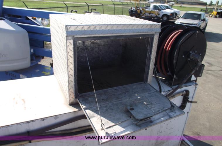 image for item A4015 2003 Ford F550 XL Super Duty service pickup truck