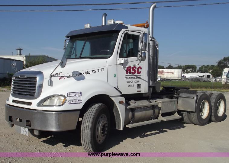 image for item B5001 2005 Freightliner Columbia semi truck