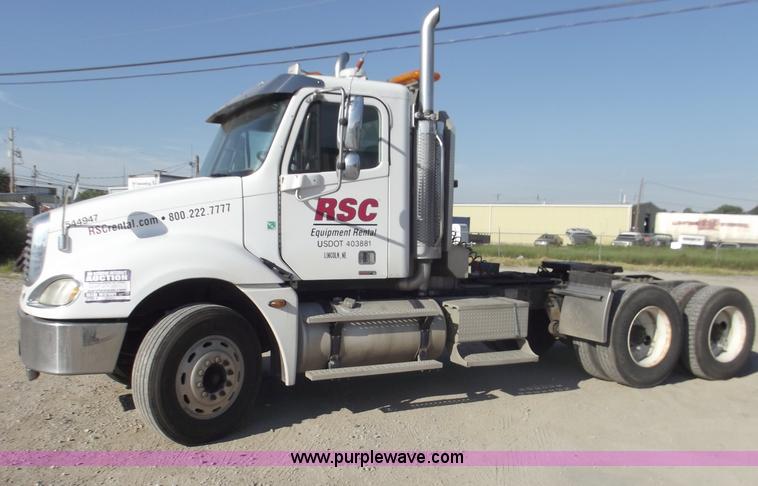 image for item B5001 2005 Freightliner Columbia semi truck