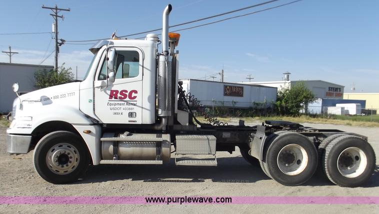 image for item B5001 2005 Freightliner Columbia semi truck