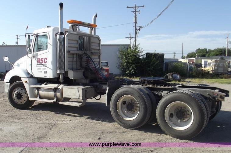 image for item B5001 2005 Freightliner Columbia semi truck