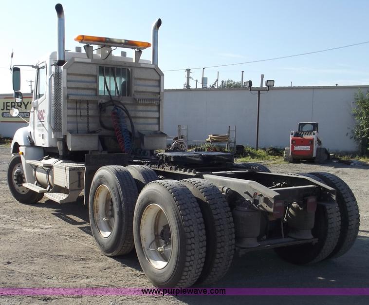 image for item B5001 2005 Freightliner Columbia semi truck