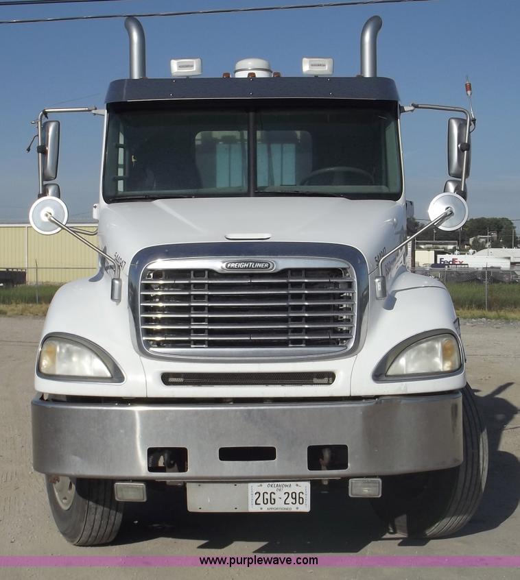 image for item B5001 2005 Freightliner Columbia semi truck