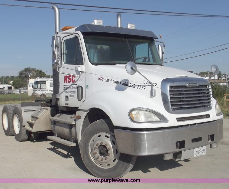 image for item B5001 2005 Freightliner Columbia semi truck