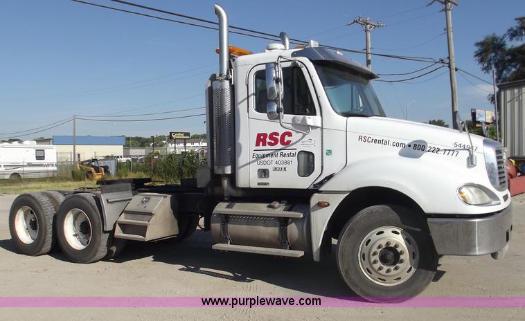 image for item B5001 2005 Freightliner Columbia semi truck