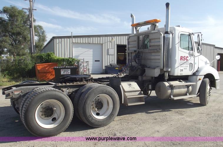 image for item B5001 2005 Freightliner Columbia semi truck