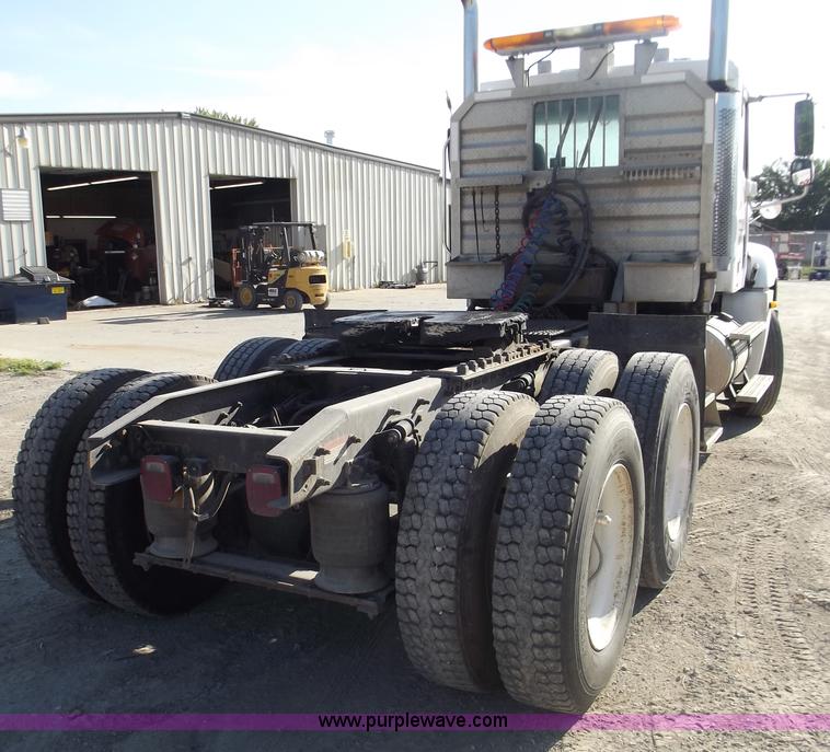 image for item B5001 2005 Freightliner Columbia semi truck