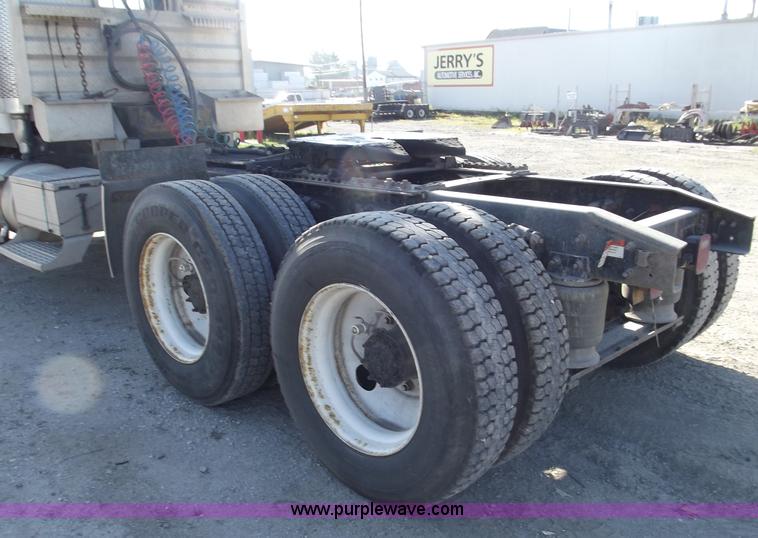 image for item B5001 2005 Freightliner Columbia semi truck