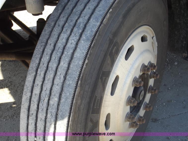 image for item B5001 2005 Freightliner Columbia semi truck