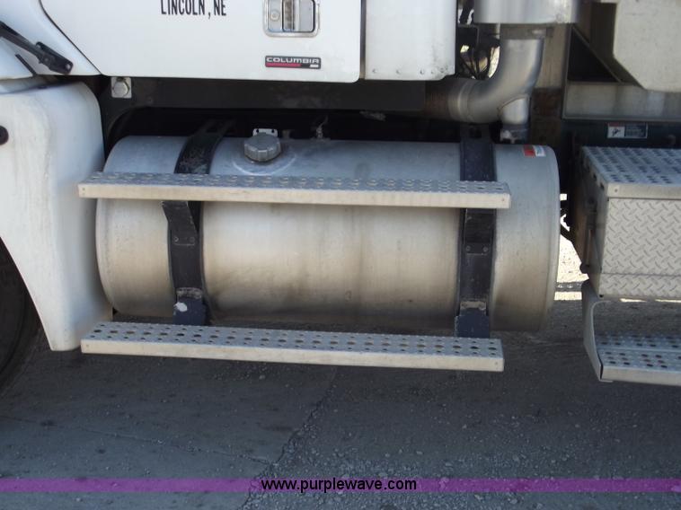 image for item B5001 2005 Freightliner Columbia semi truck