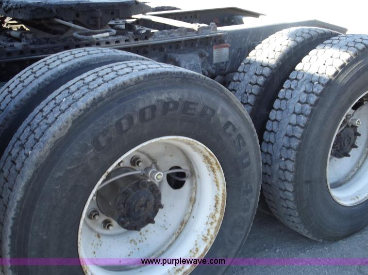 image for item B5001 2005 Freightliner Columbia semi truck