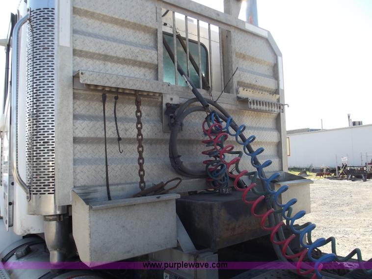 image for item B5001 2005 Freightliner Columbia semi truck