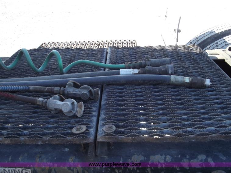 image for item B5001 2005 Freightliner Columbia semi truck