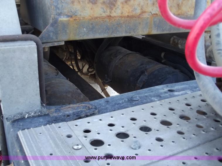 image for item B5001 2005 Freightliner Columbia semi truck