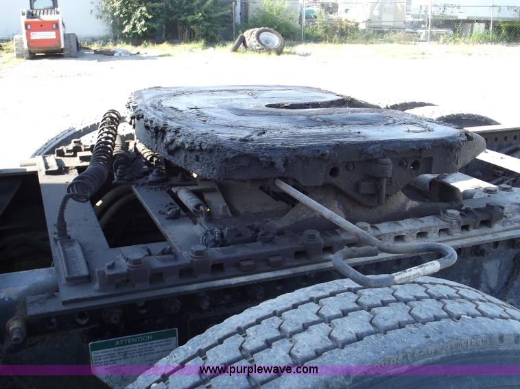 image for item B5001 2005 Freightliner Columbia semi truck