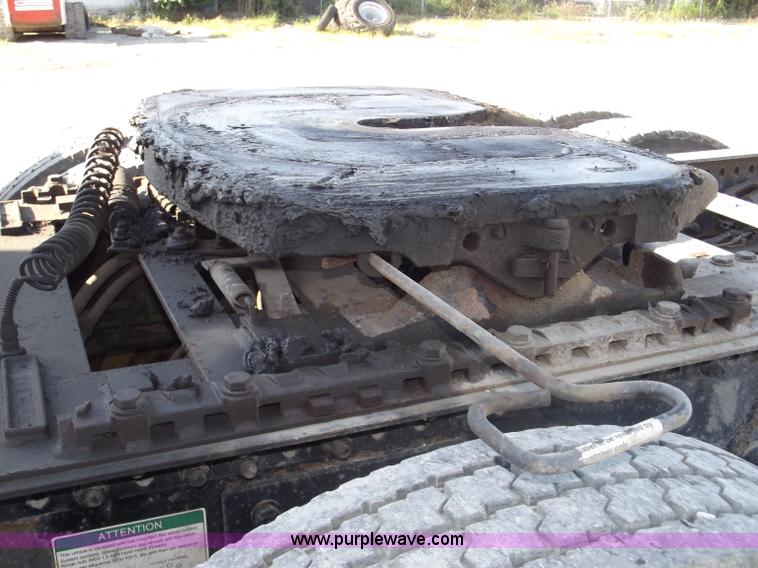 image for item B5001 2005 Freightliner Columbia semi truck