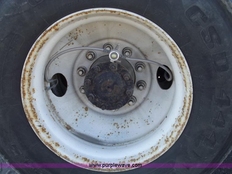 image for item B5001 2005 Freightliner Columbia semi truck