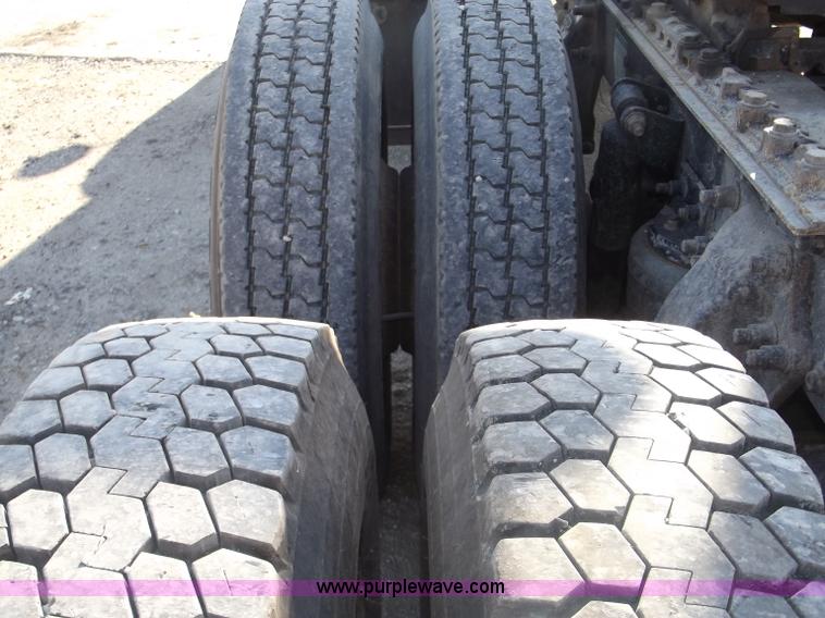 image for item B5001 2005 Freightliner Columbia semi truck