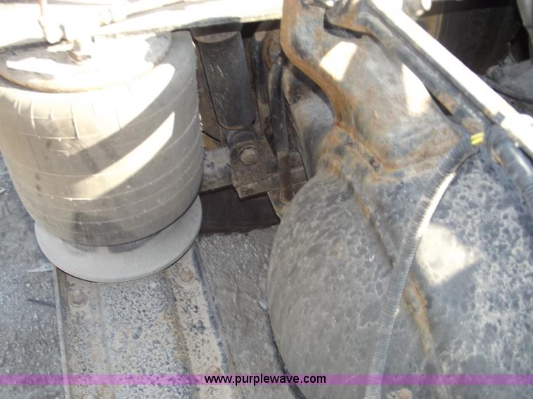 image for item B5001 2005 Freightliner Columbia semi truck