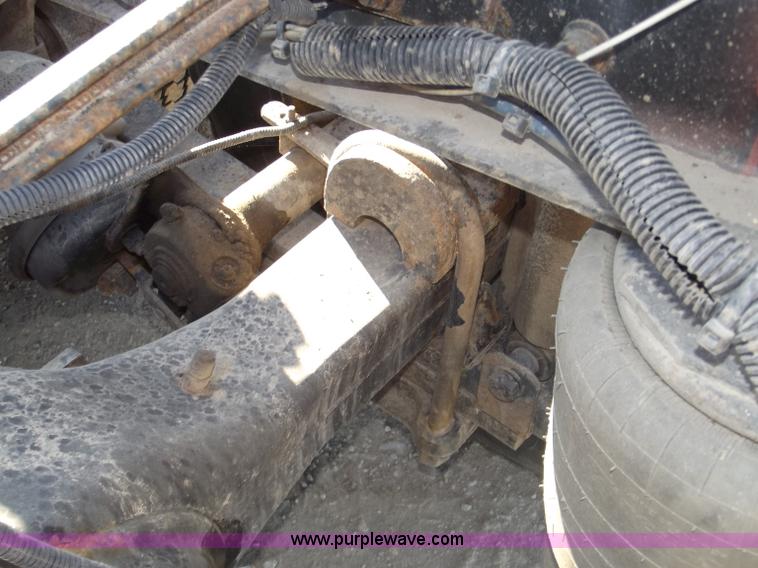 image for item B5001 2005 Freightliner Columbia semi truck