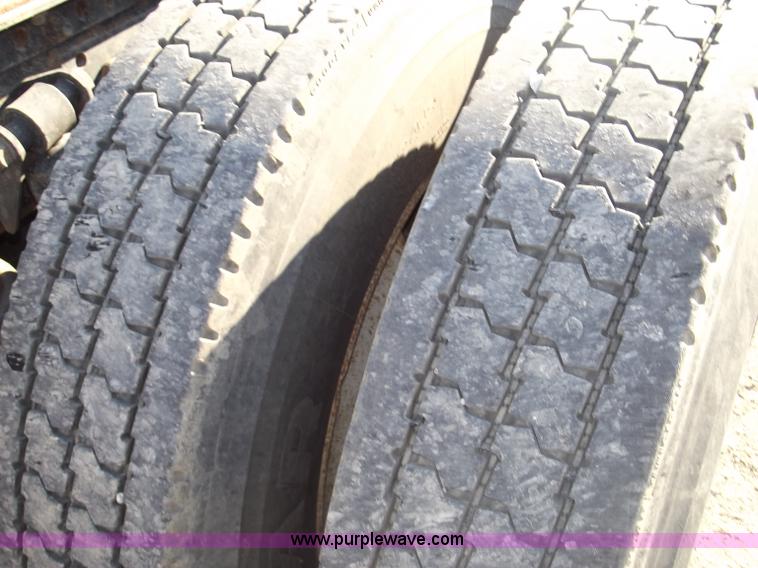 image for item B5001 2005 Freightliner Columbia semi truck