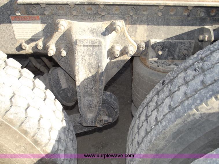 image for item B5001 2005 Freightliner Columbia semi truck