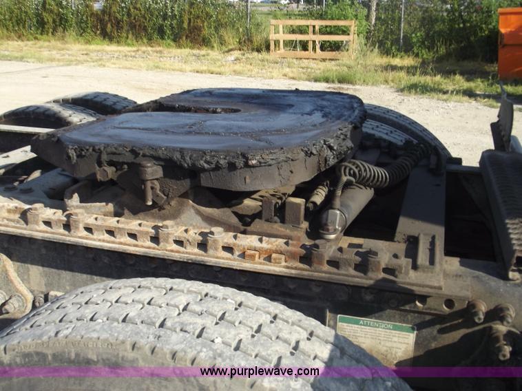 image for item B5001 2005 Freightliner Columbia semi truck