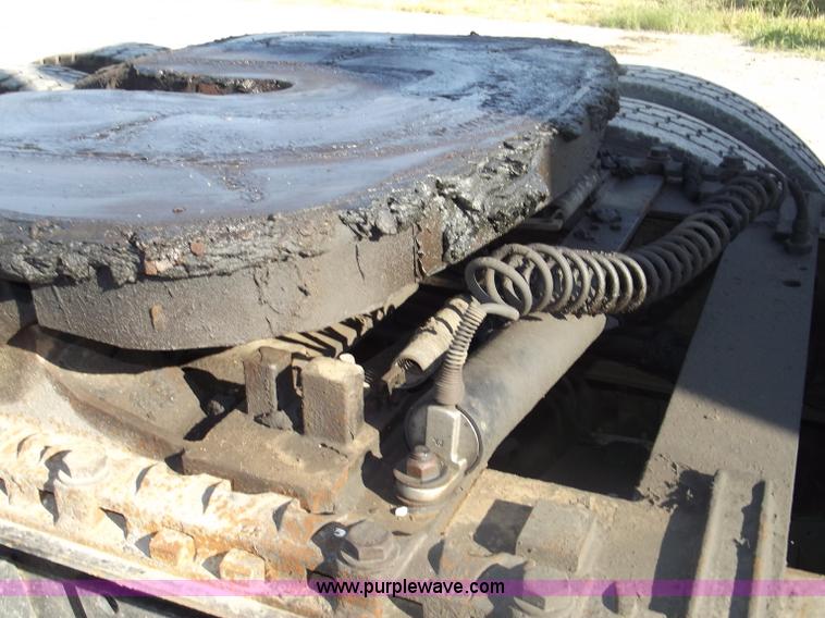 image for item B5001 2005 Freightliner Columbia semi truck