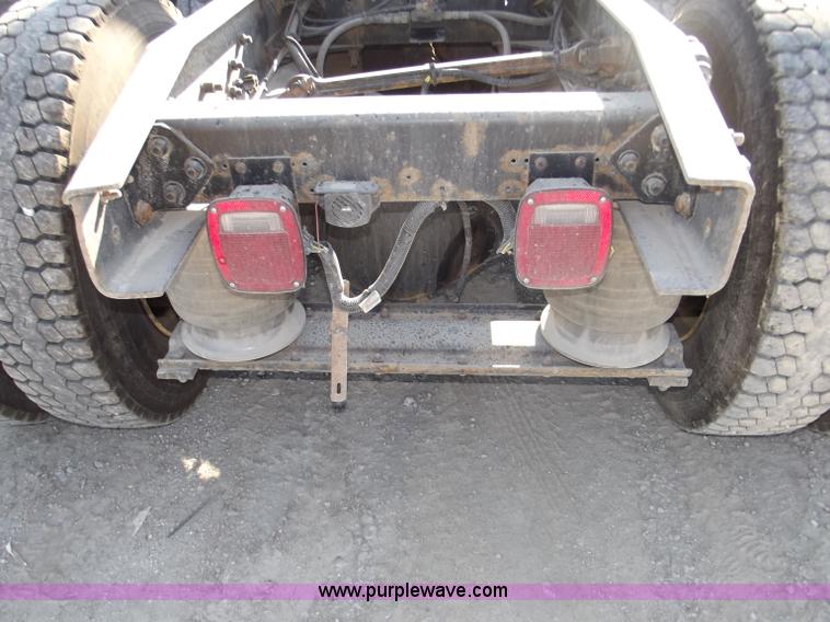 image for item B5001 2005 Freightliner Columbia semi truck