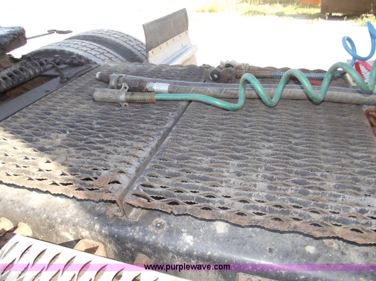 image for item B5001 2005 Freightliner Columbia semi truck