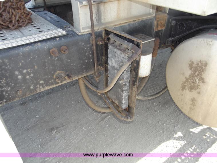 image for item B5001 2005 Freightliner Columbia semi truck