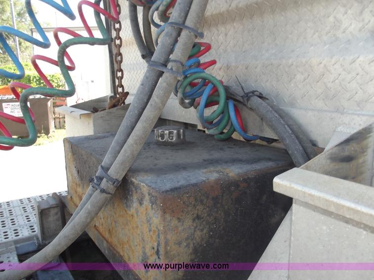 image for item B5001 2005 Freightliner Columbia semi truck